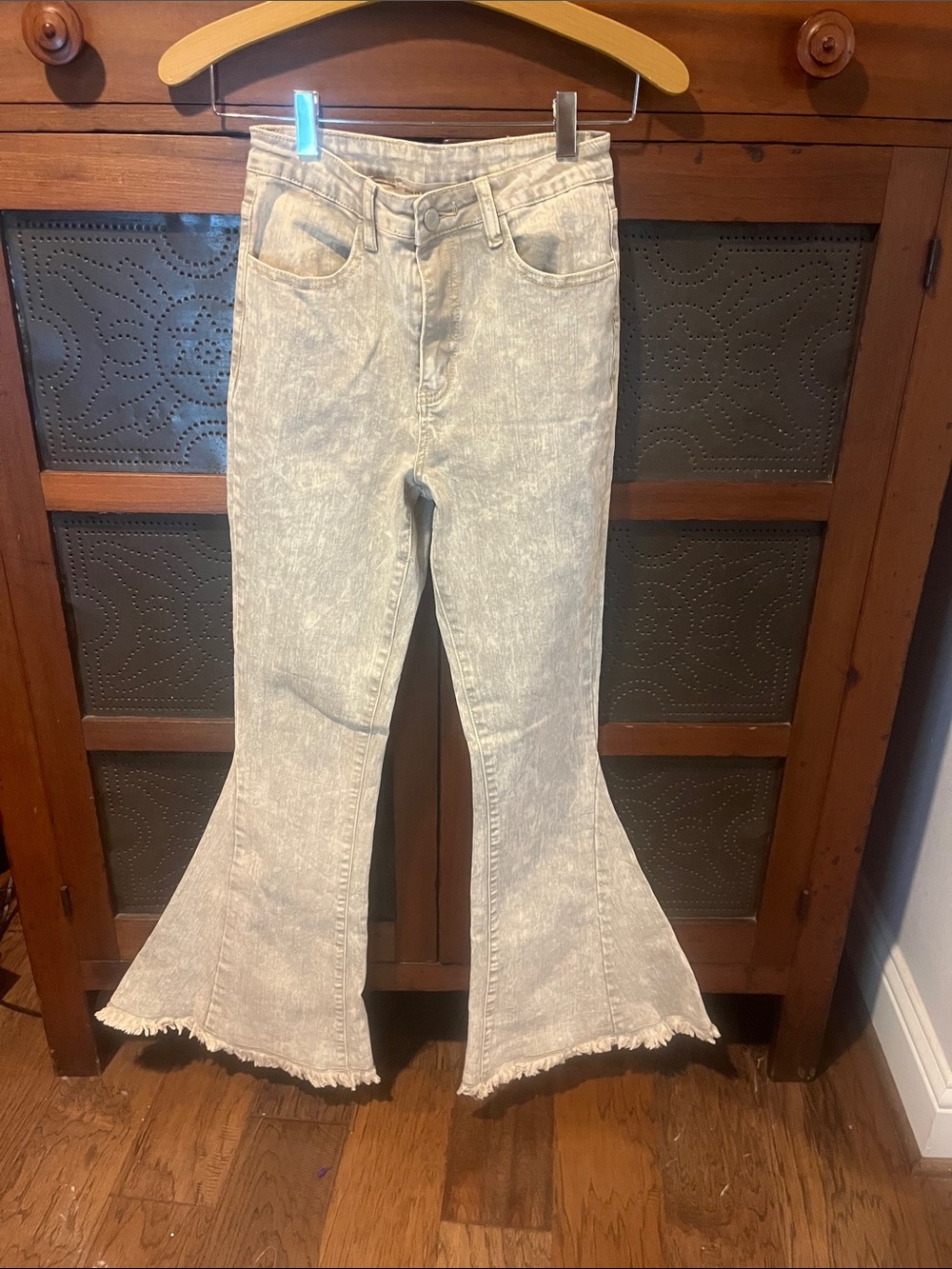 Saints & Hearts High-Waist Light Gray Acid-Wash Flare Jeans size Small (24)